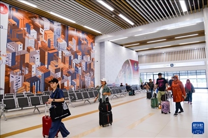 1月24日，在印度尼西亞雅加達(dá)哈利姆站，乘客在候車大廳內(nèi)行走。新華社記者 徐欽 攝