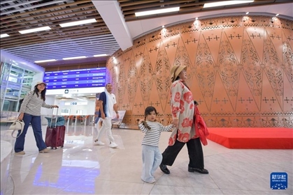 1月24日，在印度尼西亞雅加達(dá)哈利姆站，乘客在候車大廳內(nèi)行走。新華社記者 徐欽 攝