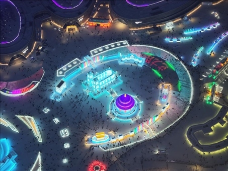 這是2023年12月27日在哈爾濱冰雪大世界拍攝的以巴黎圣母院和北京天壇為核心的冰建景觀群。