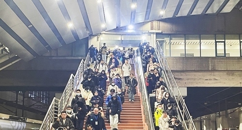 2024年鐵路春運(yùn)今日啟動(dòng)，旅客進(jìn)入站臺(tái)準(zhǔn)備乘車(chē)。人民網(wǎng)記者 喬雪峰攝