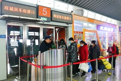 哈西公路客運(yùn)站內(nèi)旅客檢票排隊(duì)上車(chē)。黑龍江省交通運(yùn)輸廳供圖