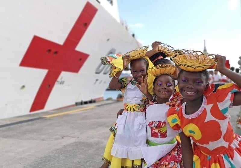 2018年10月，在安提瓜和巴布達(dá)首都圣約翰，當(dāng)?shù)匦∨笥焉泶﹤鹘y(tǒng)服裝歡迎中國海軍“和平方舟”醫(yī)院船首次到訪。