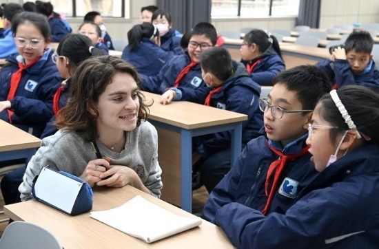  2023年12月18日，在西安新城區(qū)后宰門小學(xué)進(jìn)行的中法校園文化周法語語言沙龍上，西安法語聯(lián)盟的老師與學(xué)生進(jìn)行互動(dòng)。新華社記者 劉瀟 攝