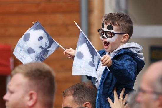  2023年7月26日，在法國圣艾尼昂市博瓦勒野生動(dòng)物園外，一名兒童等待送別熊貓“圓夢(mèng)”。新華社記者 高靜 攝