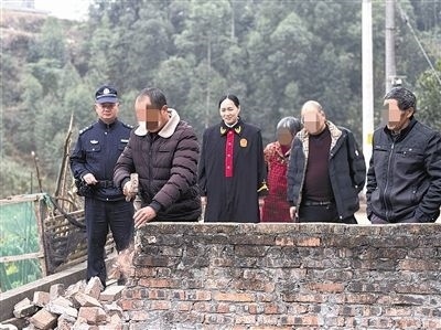  圖③：庭審結(jié)束后，在法官的見證下，陳某在院壩邊重新開鑿一條通道。