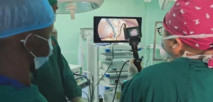 吳巍醫(yī)生（右一）在開展雙鏡聯(lián)合手術(shù)。中國(guó)援桑醫(yī)療隊(duì)供圖