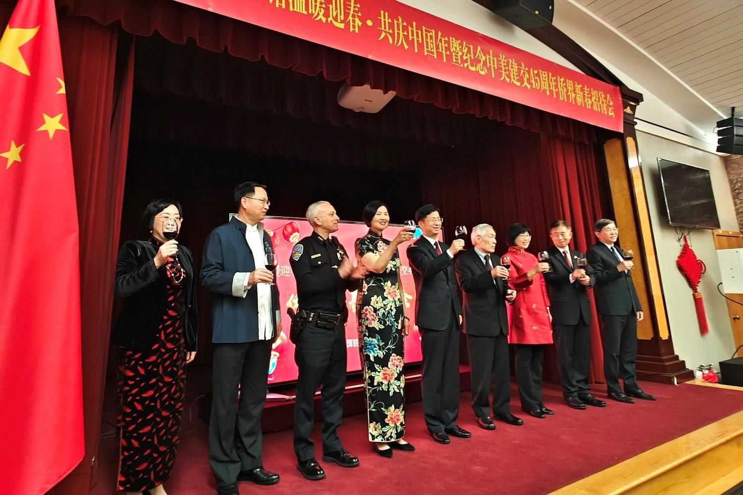 僑胞代表與駐舊金山總領(lǐng)館官員合影。主辦方供圖