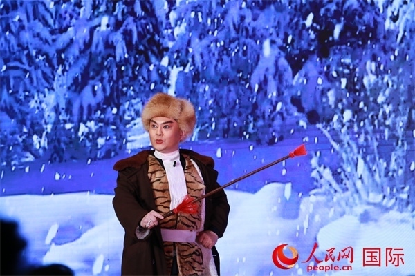 現(xiàn)代京劇《智取威虎山》選段《打虎上山》。人民網(wǎng) 許可攝