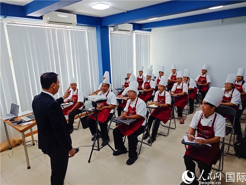 教師向?qū)W員授課。人民網(wǎng)記者 謝佳君攝