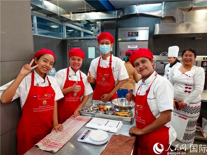 學(xué)員進(jìn)行實(shí)操練習(xí)。人民網(wǎng)記者 謝佳君攝