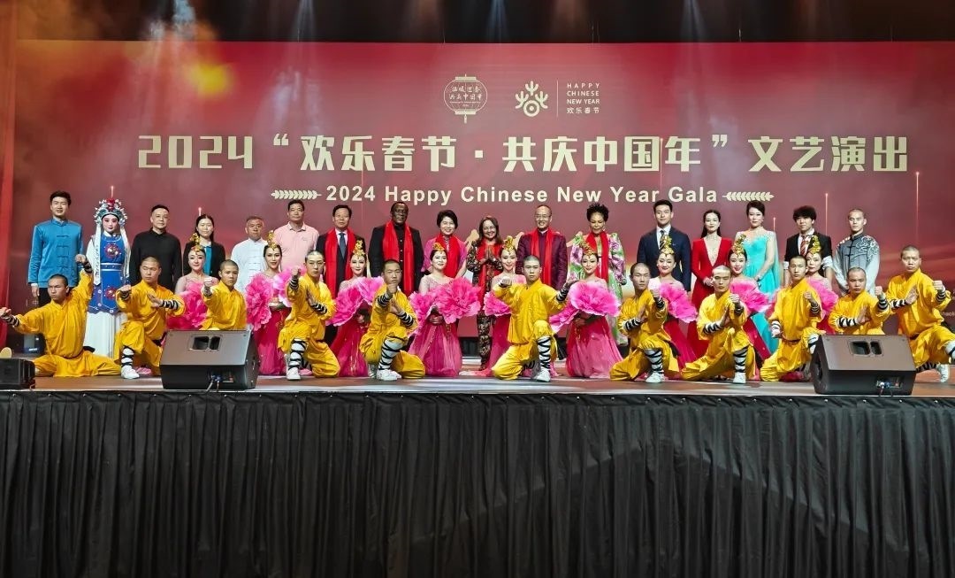 全體嘉賓和演員合影。中國駐南非大使館供圖