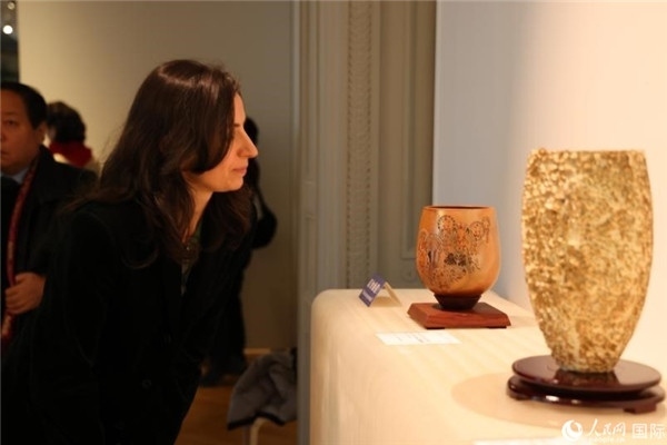 嘉賓和公眾參觀“絲路瓷行”——中國景德鎮(zhèn)陶瓷文化特展。人民網(wǎng)記者 尚凱元攝