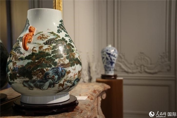 嘉賓和公眾參觀“絲路瓷行”——中國景德鎮(zhèn)陶瓷文化特展。人民網(wǎng)記者 尚凱元攝