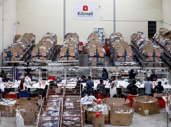 2023年11月11日，在肯尼亞姆洛隆戈，Kilimall員工在倉庫內(nèi)工作。新華社記者 李亞輝 攝