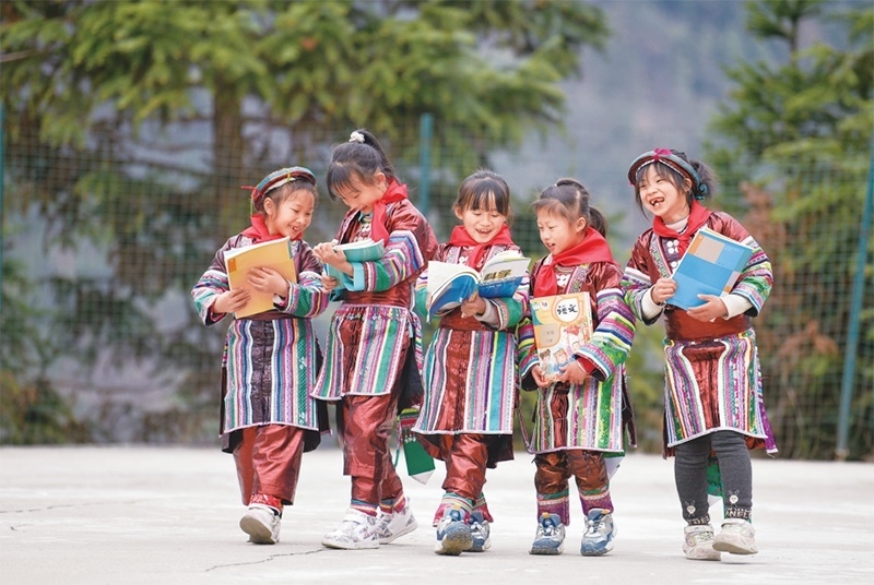 位于貴州省黔東南苗族侗族自治州從江縣大山深處的西山鎮(zhèn)中寨教學(xué)點，是一所全校均為瑤族學(xué)生的“微小學(xué)”。近年來，隨著教學(xué)條件逐漸改善，學(xué)校發(fā)生了翻天覆地的變化。圖為2023年2月16日，領(lǐng)到新書的瑤族學(xué)生在一起交流。 新華社記者 楊文斌/攝