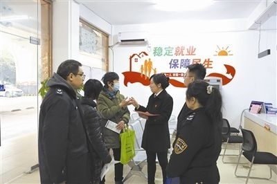  圖③：調(diào)解后，法官現(xiàn)場向當事人做釋法析理工作。