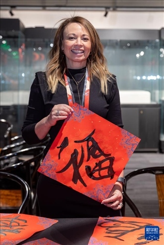 1月28日，在上海豫園舉行的民俗活動(dòng)上，美國(guó)馬斯卡廷初中校長(zhǎng)珍妮弗·李·弗里德利展示自己寫下的“福”字。 新華社記者 王翔 攝