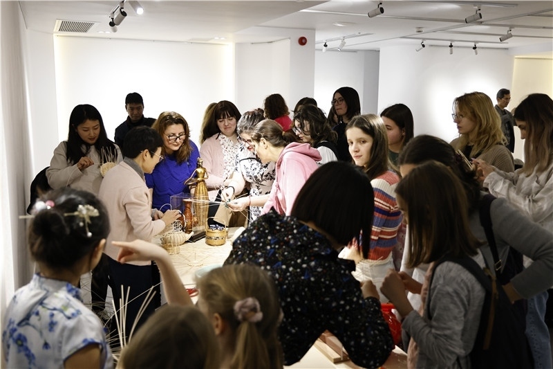 羅馬尼亞觀眾體驗安溪竹藤編技藝。 布加勒斯特中國文化中心供圖