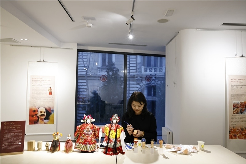 中國泉州的非遺大師制作江加走木偶頭雕刻。 布加勒斯特中國文化中心供圖_副本