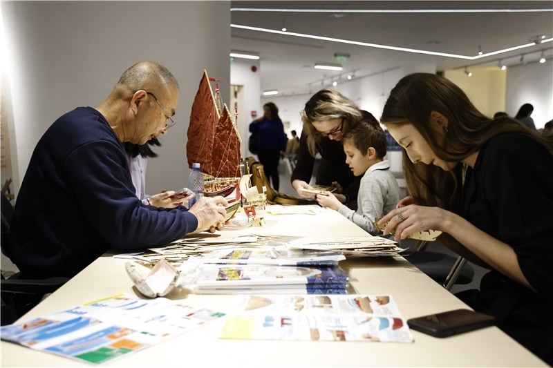 中國泉州非遺大師現(xiàn)場指導(dǎo)制作水密隔艙福船制造技藝。 布加勒斯特中國文化中心供圖