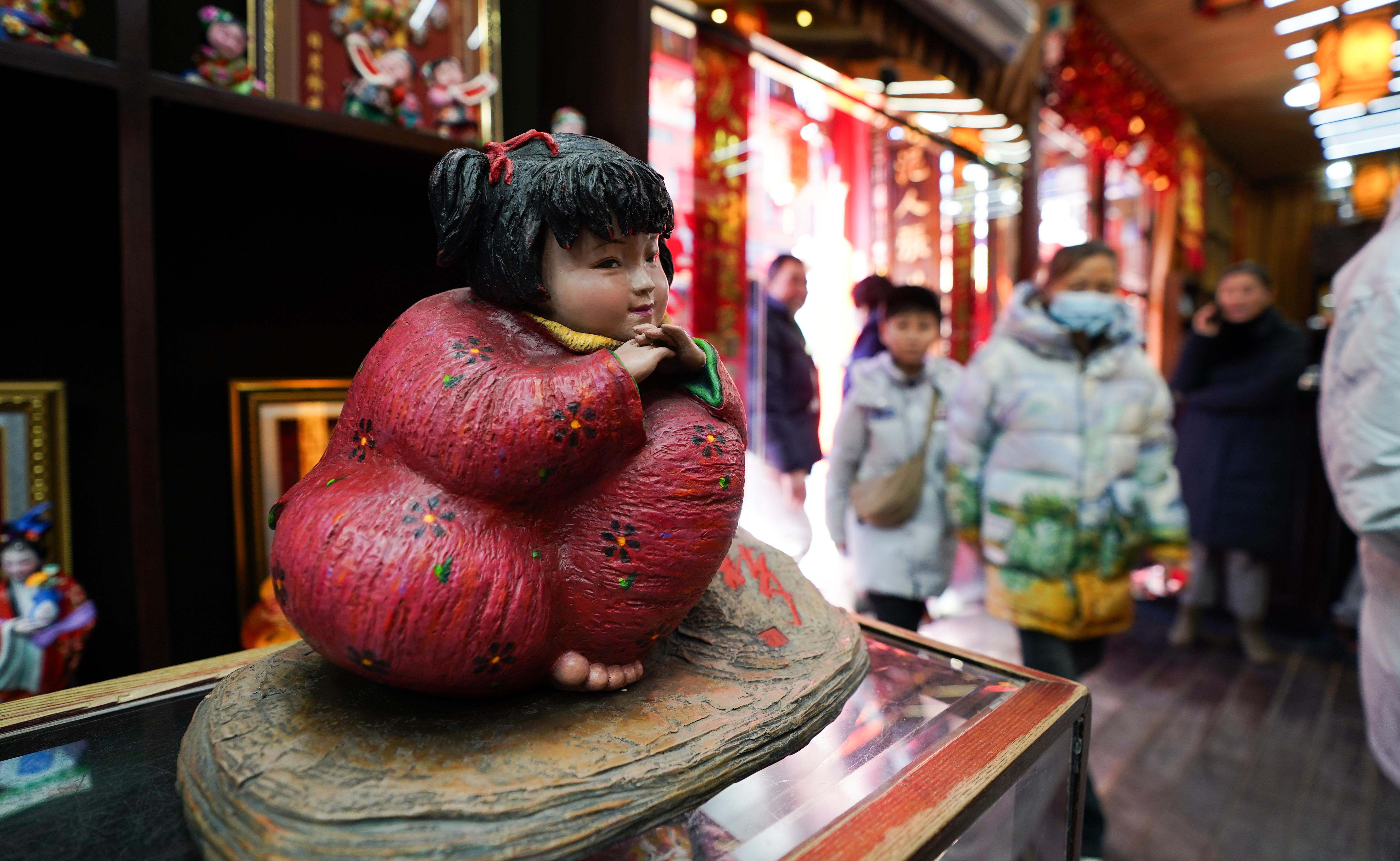 △泥人張彩塑是天津的傳統(tǒng)民間手工藝品，為天津市首批國(guó)家級(jí)非物質(zhì)文化遺產(chǎn)。（總臺(tái)國(guó)廣記者李晉拍攝）
