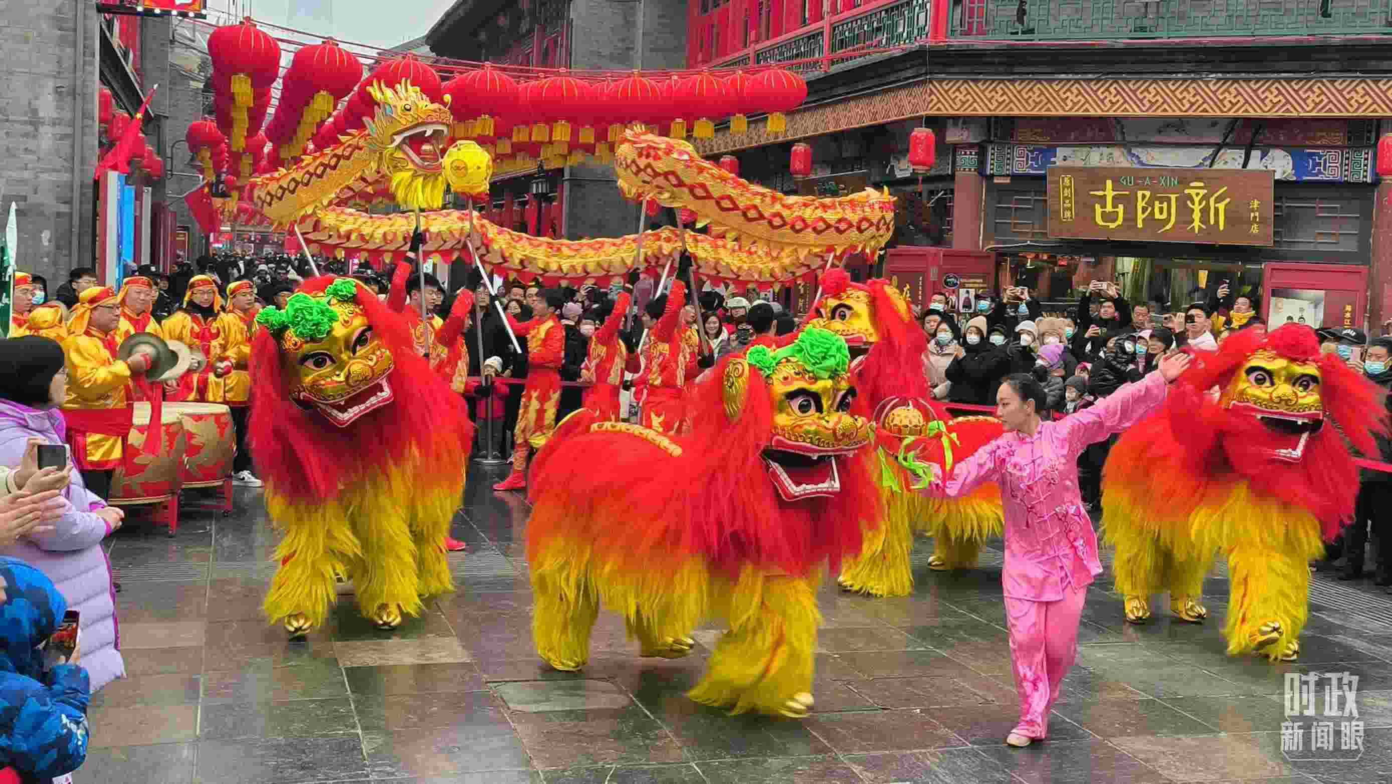 △天津古文化街上的舞龍舞獅表演。（總臺記者孫文嘯拍攝）