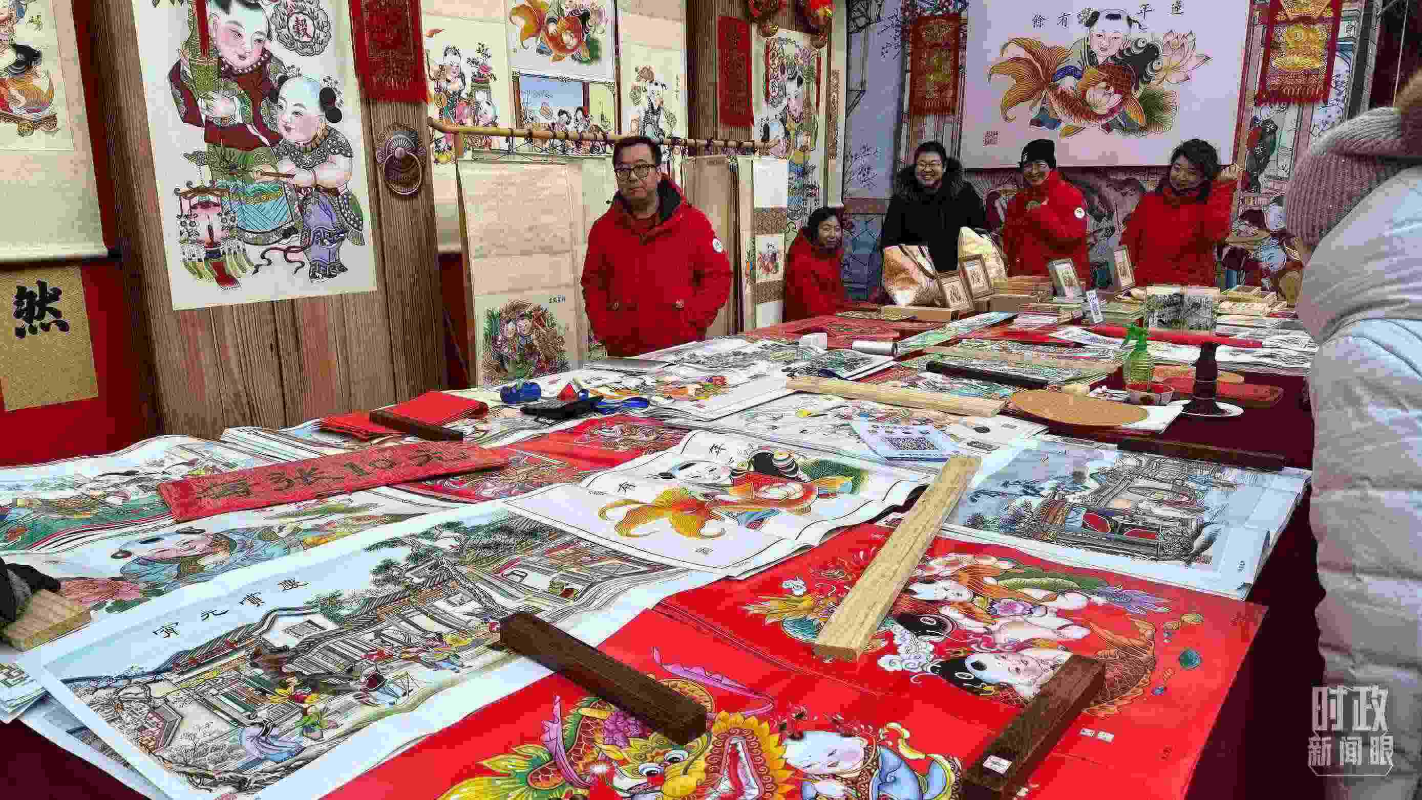 △市民們正在天津古文化街選購年畫。（總臺央視記者黎兵拍攝）