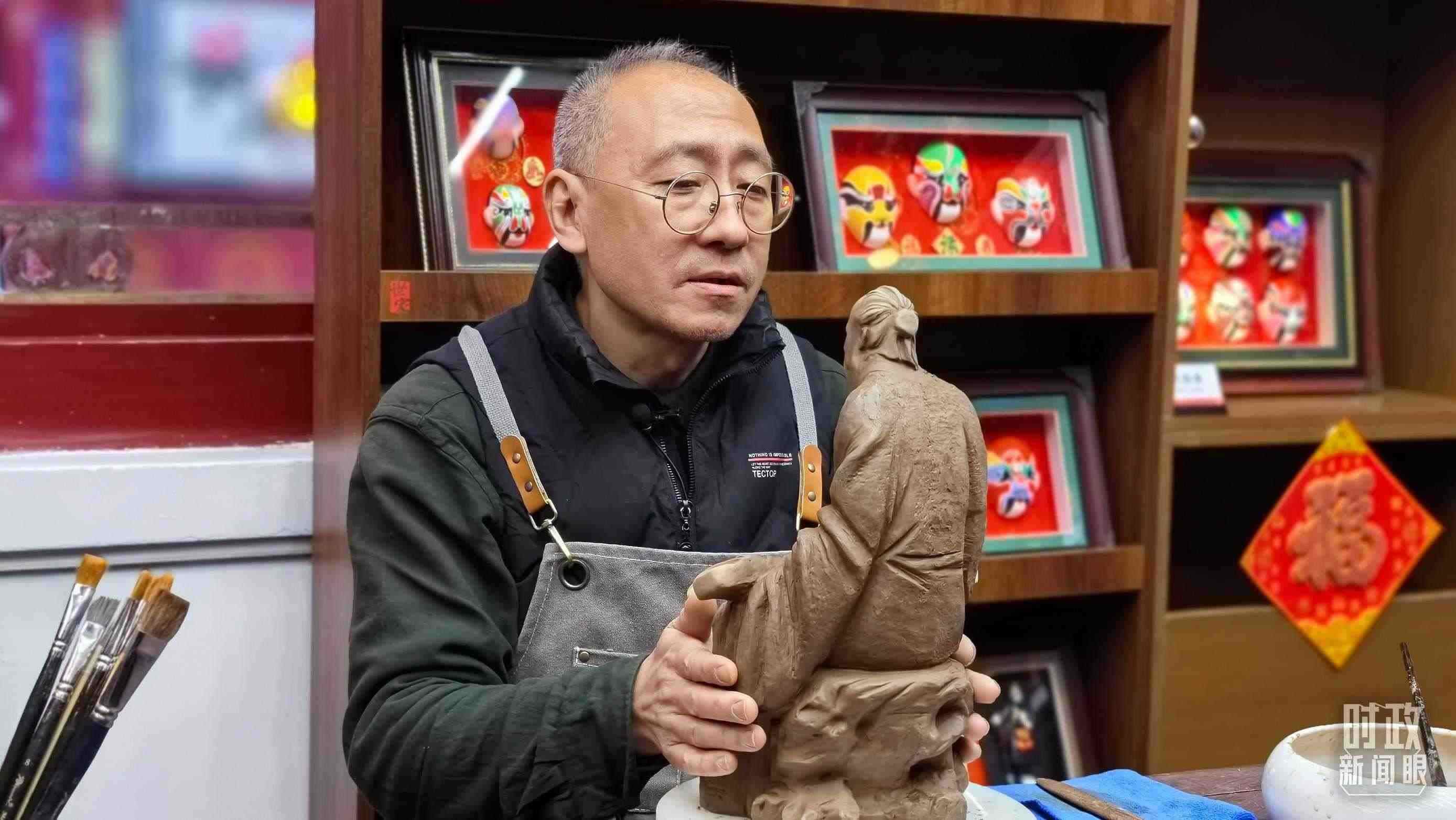△“泥人張”的匠人正在雕塑。（總臺央視記者潘毅拍攝）