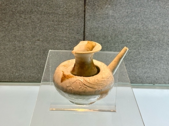 德化縣陶瓷博物館收藏的龍紋軍持。人民網(wǎng)記者 金慧慧攝