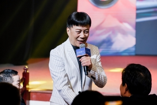 “何以中國·向海泉州”網(wǎng)絡(luò)主題活動現(xiàn)場，陳百潭演出時與觀眾互動。泉州廣播電視臺供圖