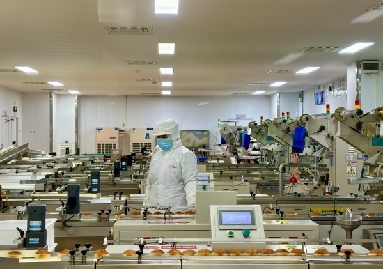 盼盼5G智慧工廠生產(chǎn)線正在進(jìn)行產(chǎn)品質(zhì)檢。人民網(wǎng)記者 金慧慧攝