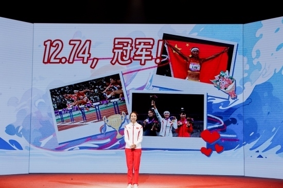 “何以中國·向海泉州”網(wǎng)絡(luò)主題活動現(xiàn)場，林雨薇講述奪冠經(jīng)歷。泉州廣播電視臺供圖