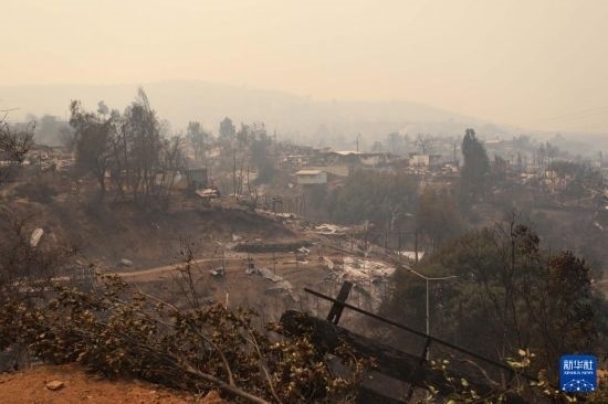 這是2月3日在智利瓦爾帕萊索大區(qū)比尼亞德?tīng)栺R市拍攝的在森林火災(zāi)中燒毀的房屋。新華社發(fā)