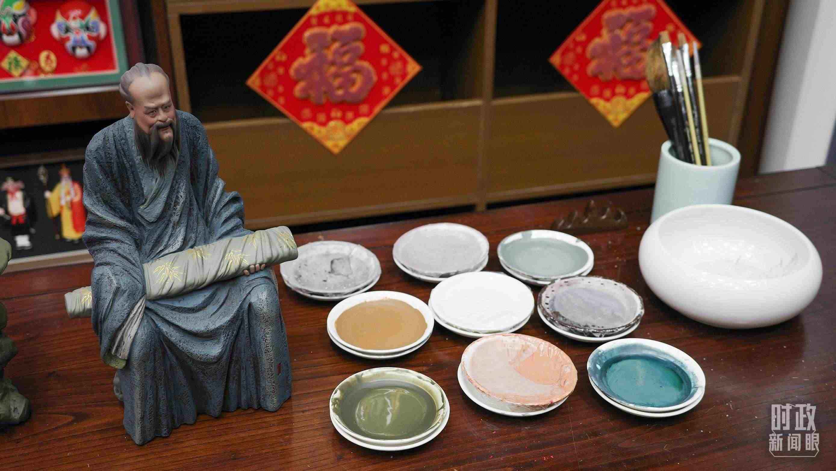 △天津古文化街，泥人張店鋪的上色顏料展示。（總臺(tái)央視記者覃思拍攝）