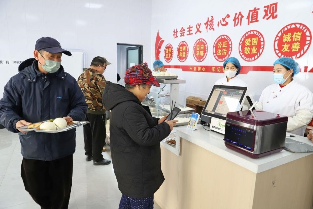 △2024年2月1日，市民在河北涿州市雙塔街道永濟(jì)秀園小區(qū)便民食堂內(nèi)購(gòu)買午餐。