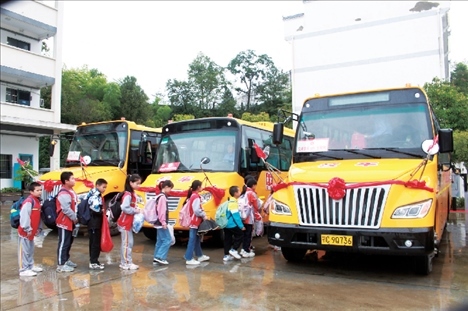 △2023年9月28日，湖北竹山縣校園直通車全域開(kāi)通后，學(xué)生在有序排隊(duì)乘車。第二批主題教育開(kāi)展后，竹山縣將實(shí)施農(nóng)村道路暢通工程作為為民辦實(shí)事的重要內(nèi)容。