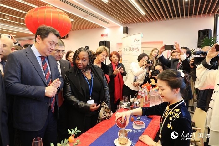 到訪嘉賓欣賞中國茶藝并品茶。 