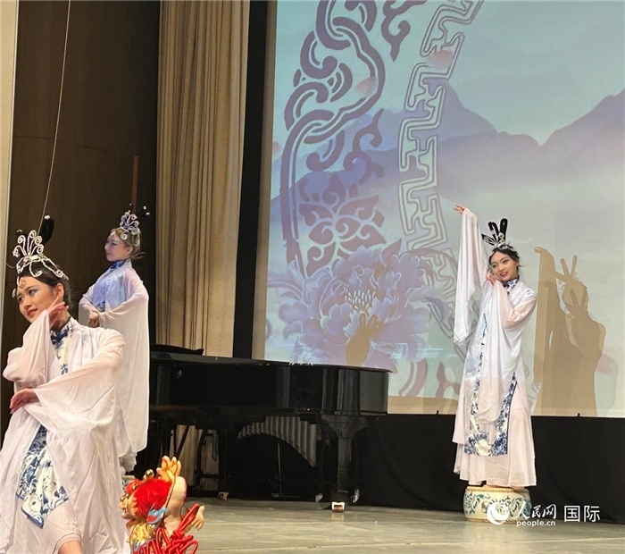 舞蹈《青花瓷》，表演者：德國(guó)中歐文化藝術(shù)交流協(xié)會(huì)