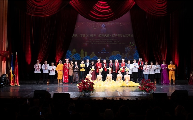 圖為韓大使、羅政府高官與泉州藝術(shù)團(tuán)演員合影。中國(guó)駐羅大使館文化處供圖。