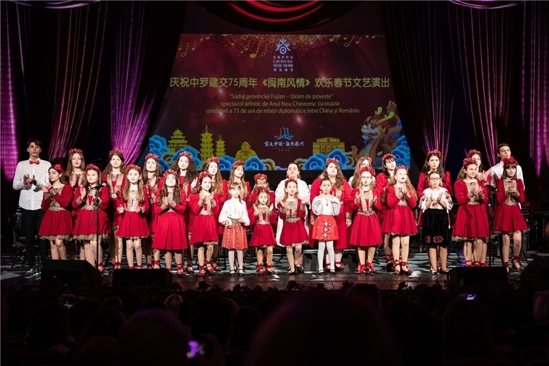 圖為羅小快板兒童合唱團(tuán)在演唱中文歌曲。 中國(guó)駐羅大使館文化處供圖。