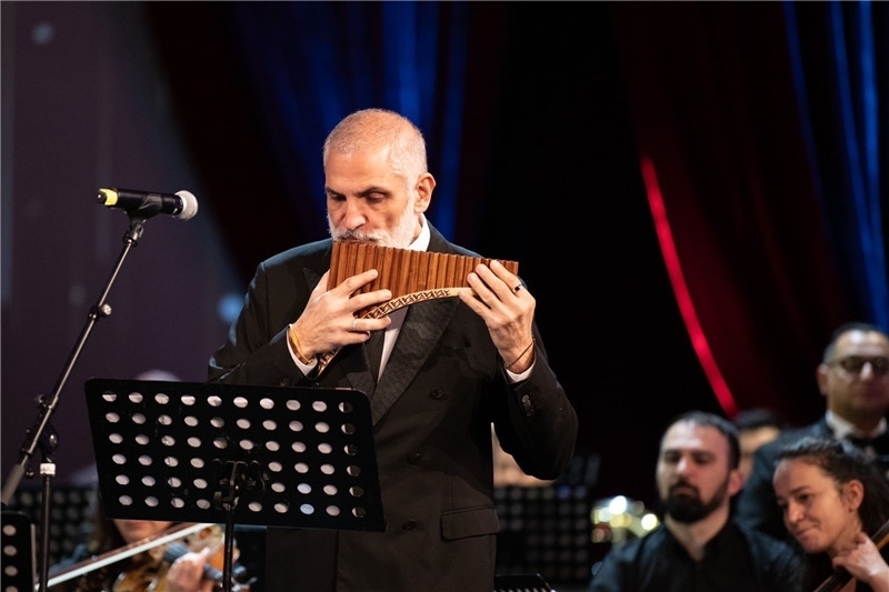 圖為著名排簫大師達(dá)米安·德拉吉奇在領(lǐng)銜演奏中國(guó)經(jīng)典曲目。 中國(guó)駐羅大使館文化處供圖。