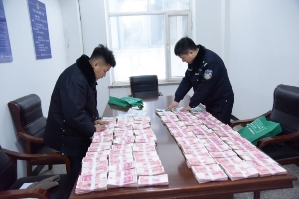 民警清點(diǎn)涉案資金。磐石市公安局供圖