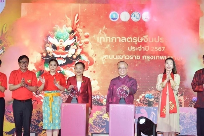 泰國旅游與體育部長素妲婉、中國駐泰國使館公使吳志武代表中泰雙方同時觸按水晶球點亮龍頭彩燈。中國駐泰國使館供圖