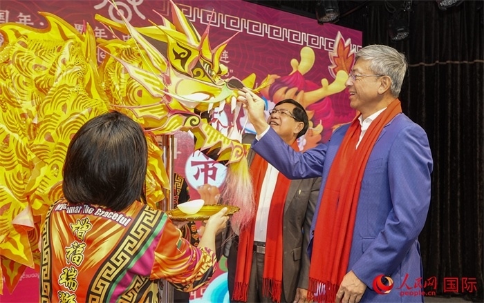 陳海大使與登梭首席部長共同為祥龍點(diǎn)睛-人民網(wǎng)記者謝佳君攝