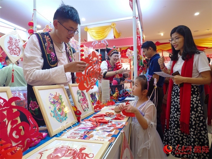 活動(dòng)現(xiàn)場的剪紙展示。人民網(wǎng)記者 謝佳君攝