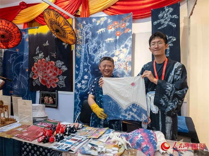 活動(dòng)現(xiàn)場的扎染展示。人民網(wǎng)記者 謝佳君攝