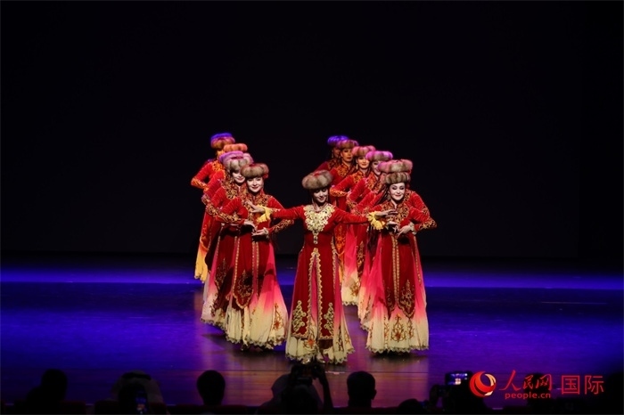 2日在阿聯(lián)酋迪拜舉行的大型音舞詩(shī)畫(huà)《新疆是個(gè)好地方》文藝演出。人民網(wǎng)記者任皓宇攝