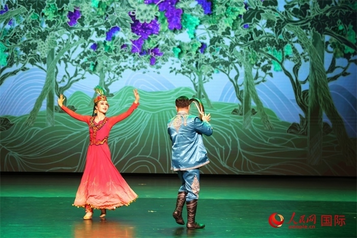 2日在阿聯(lián)酋迪拜舉行的大型音舞詩(shī)畫(huà)《新疆是個(gè)好地方》文藝演出。人民網(wǎng)記者 任皓宇攝