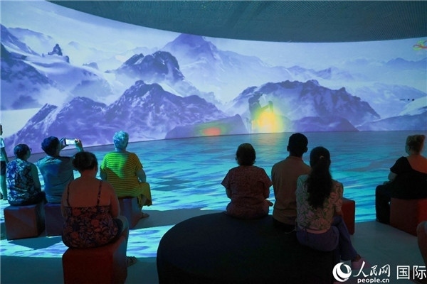 巴西民眾在活動現(xiàn)場觀賞“走進中國：沉浸式體驗展”。人民網(wǎng)記者 陳海琪攝