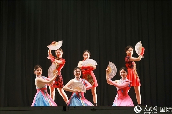 燈光秀匯演現(xiàn)場節(jié)目精彩紛呈。人民網(wǎng)記者 陳海琪攝